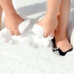 pieds-nus-enfant-neige-charmaturel-MEA.jpg