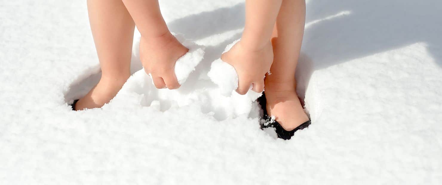pieds-nus-enfant-neige-charmaturel-MEA.jpg